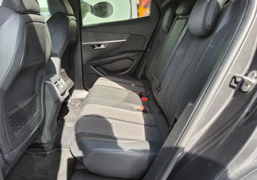 Vue latérale droite de l'habitacle arrière du Peugeot 3008 gris métallisé avec sellerie mixte tissu et TEP.