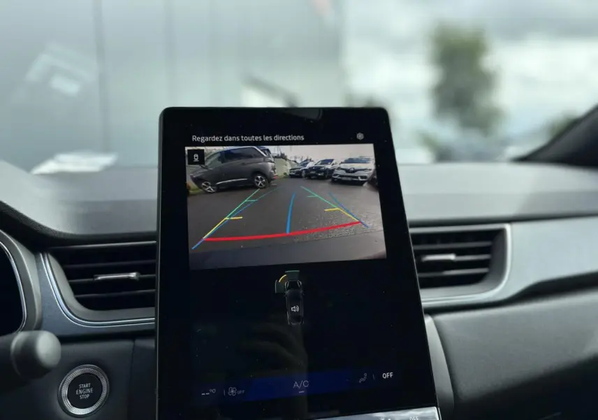 Écran central tactile montrant la caméra de recul dans l'habitacle gris du Renault Symbioz 2025.