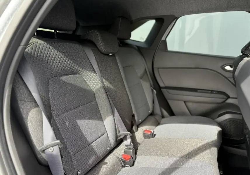 Banquette arrière grise vue côté gauche du Renault SYMBIOZ 2025, avec ceintures et appuie-têtes intégrés.