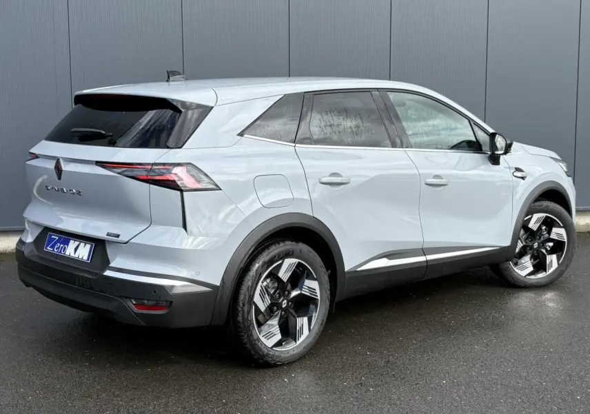 Vue 3/4 arrière droite d'un Renault SYMBIOZ gris Rafale avec jantes 18 pouces et antenne requin noire.