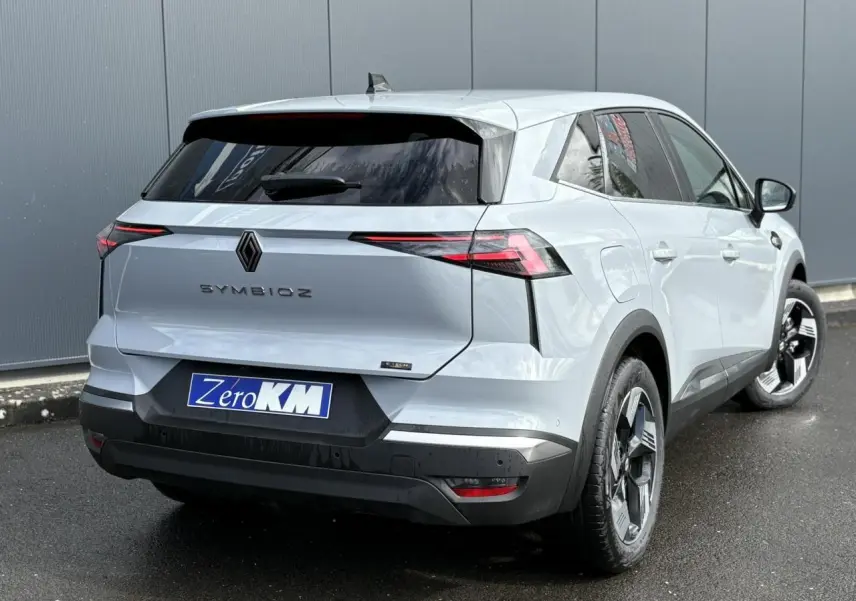 Vue 3/4 arrière droite du Renault SYMBIOZ gris Rafale avec feux LED fins et jantes 18 pouces distinctives.