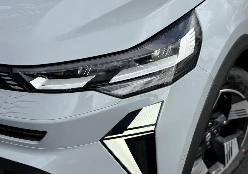 Gros plan sur le phare avant droit du Renault SYMBIOZ gris Rafale avec signature lumineuse LED distinctive.