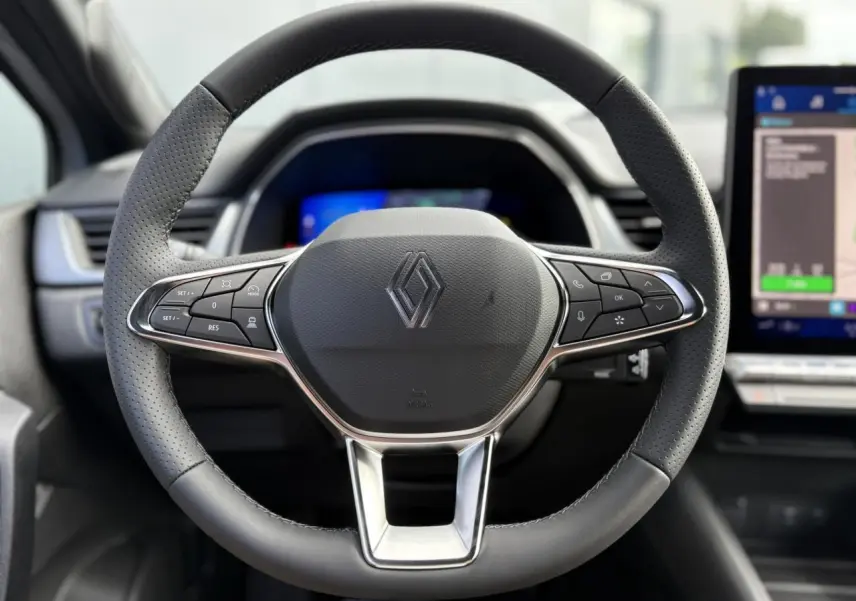 Volant multifonction en cuir de Renault SYMBIOZ E-Tech 2025 avec commandes intégrées et écran tactile visible à droite