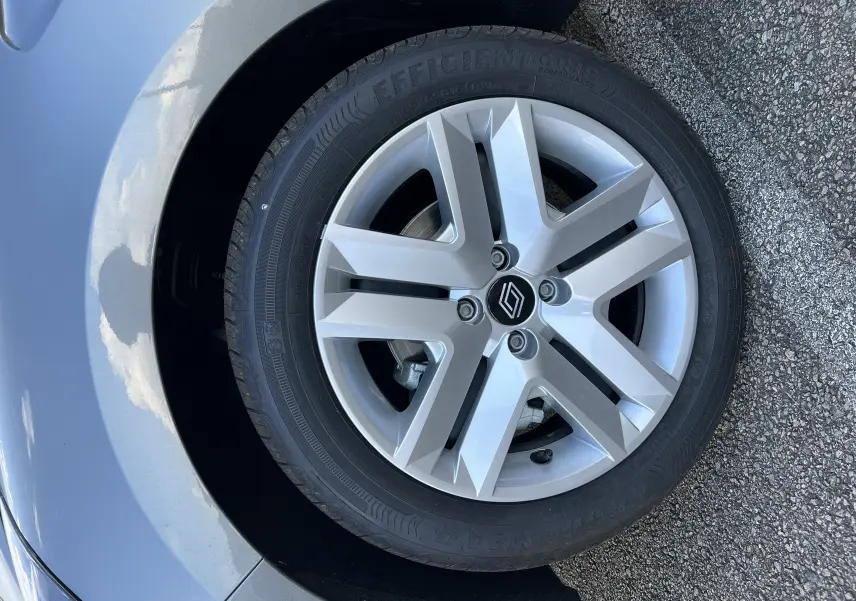 Gros plan sur la jante alliage 16 pouces Boa Vista gris clair de la Renault Clio V 1.5 DCI 100 Evolution gris schiste.