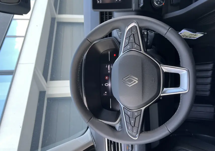 Volant cuir multifonctions de la Renault Clio V 1.5 DCI 100 Evolution, vue frontale du poste de conduite noir.