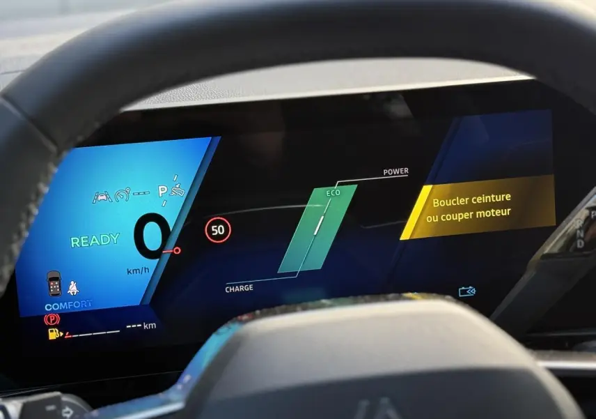 Tableau de bord numérique du Renault Espace VI hybride, affichant vitesse zéro et alertes de sécurité.