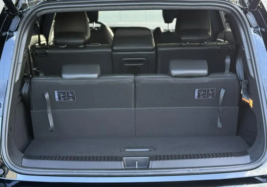 Coffre ouvert vu de l'arrière du Renault Espace noir étoilé, montrant la banquette arrière et l'intérieur spacieux.