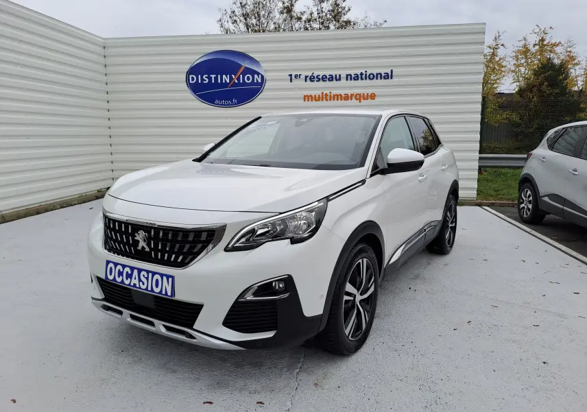 Peugeot 3008 blanc vue 3/4 avant droit, avec calandre noire et jantes alliage bicolores en extérieur.
