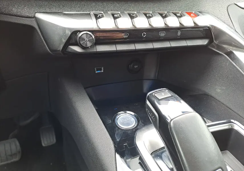 Détail de la console centrale du Peugeot 3008 blanc 2018, avec bouton start/stop et levier de vitesse automatique.