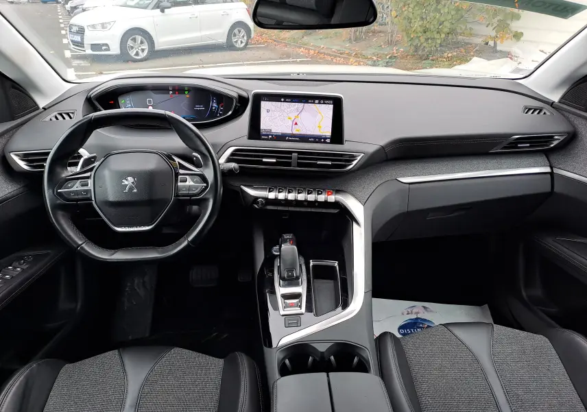 Vue intérieure avant du Peugeot 3008 blanc 2018, tableau de bord moderne avec écran tactile et volant compact.