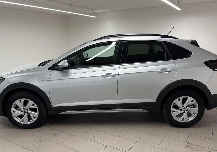 Profil côté gauche d'un Volkswagen Taigo gris cendré 2024 avec jantes alliage et toit noir contrasté.