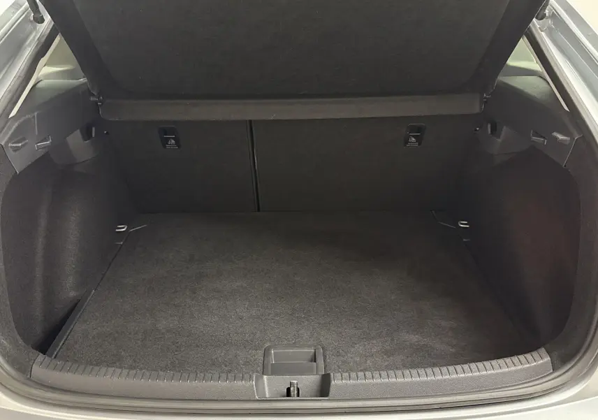Coffre ouvert du Volkswagen Taigo gris cendré 2024, vue intérieure montrant un espace de chargement propre et spacieux.