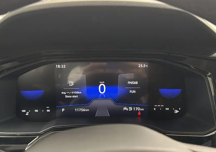 Tableau de bord numérique du Volkswagen Taigo 2024 affichant la vitesse à 0 km/h et 11 756 km au compteur