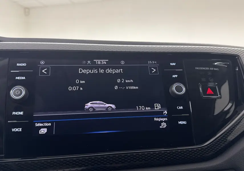 Écran central tactile du Volkswagen Taigo 2024 affichant les données de trajet avec illustration du SUV gris cendré en profil.