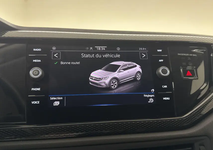 Écran tactile intérieur affichant une vue 3/4 avant d'un Volkswagen Taigo gris cendré sur le tableau de bord.