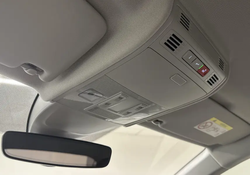 Plafonnier intérieur gris clair avec commandes d'éclairage et bouton SOS dans un Volkswagen Taigo 2024.