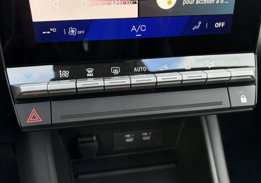 Détail de la console centrale noire du Renault Symbioz 2025 avec commandes climatisation et écran tactile.