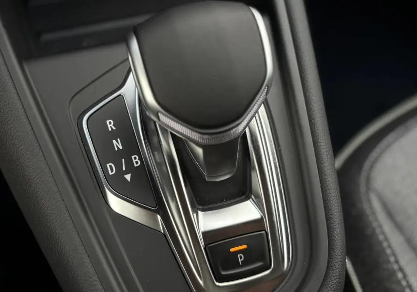 Gros plan sur le levier de vitesses automatique noir et chrome du Renault Symbioz E-Tech Full Hybrid 2025.