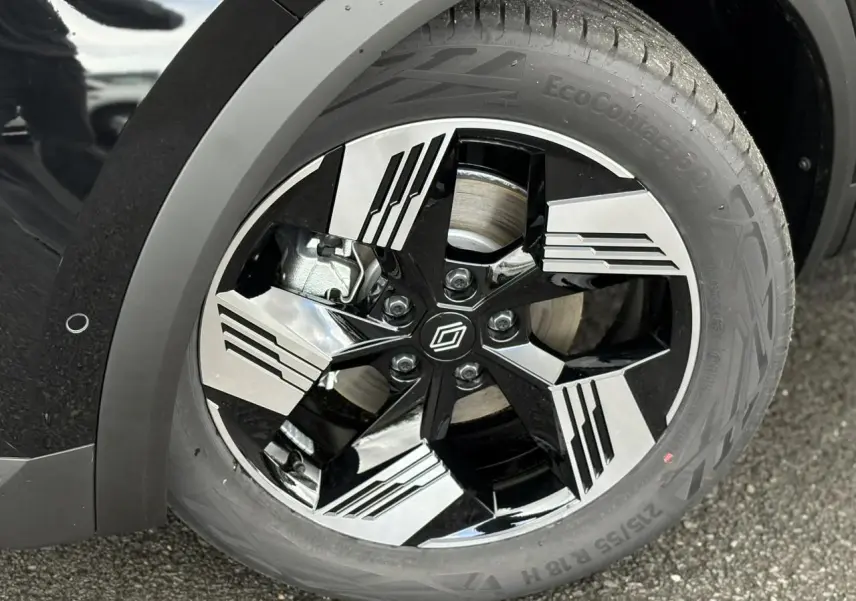 Gros plan sur la jante avant droite noire et argentée du Renault Symbioz E-Tech Full Hybrid 2025 noir étoile.