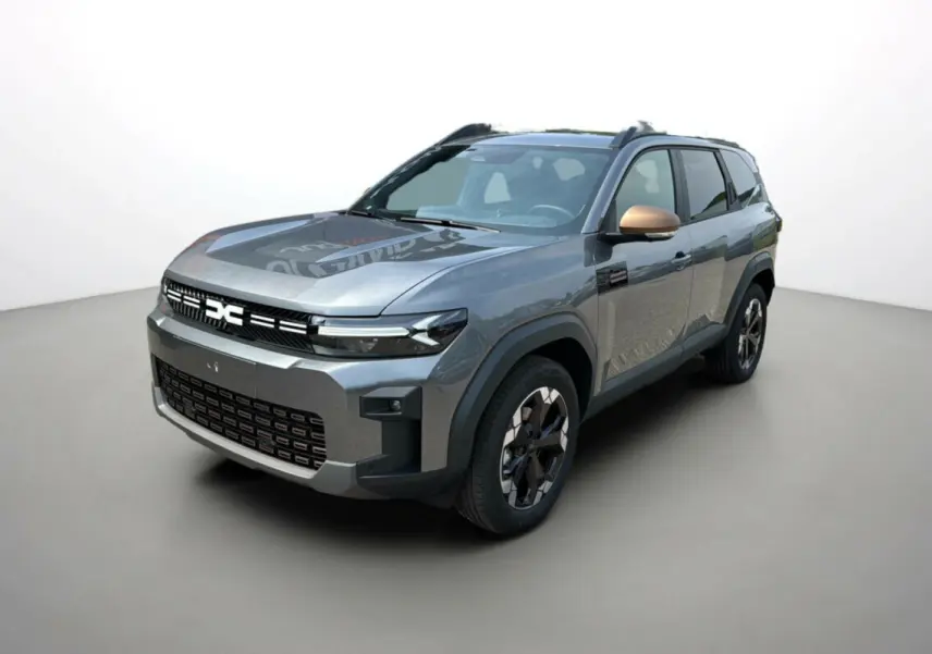 SUV Dacia Bigster Hybrid 155 Extreme Plus gris schiste vu en 3/4 avant droit avec rétroviseurs cuivrés et jantes alu 18 pouces.