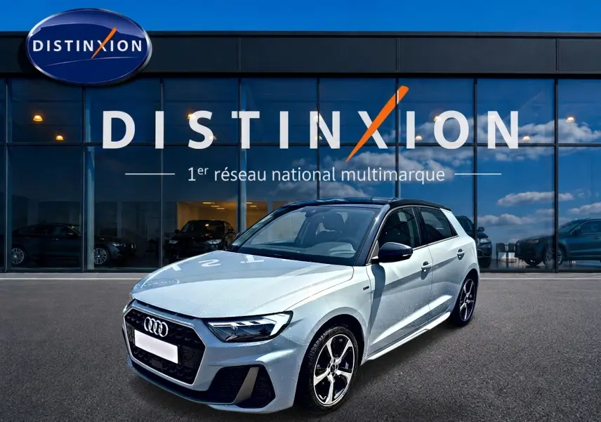 Audi A1 Sportback gris arrow avec toit noir, vue 3/4 avant mettant en valeur les jantes alu et le design S line.
