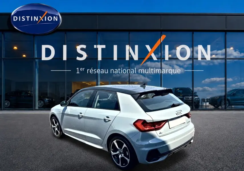 Audi A1 Sportback gris arrow avec toit noir, vue 3/4 arrière droit, jantes alu et becquet arrière visible.