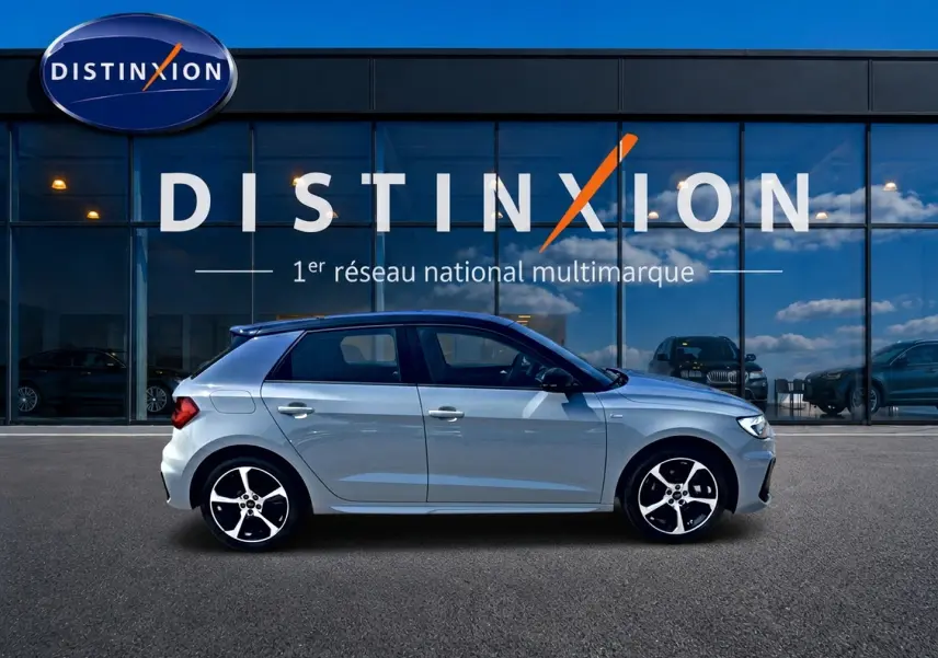 Audi A1 Sportback gris arrow vue de profil côté gauche avec toit noir et jantes alliage distinctives.