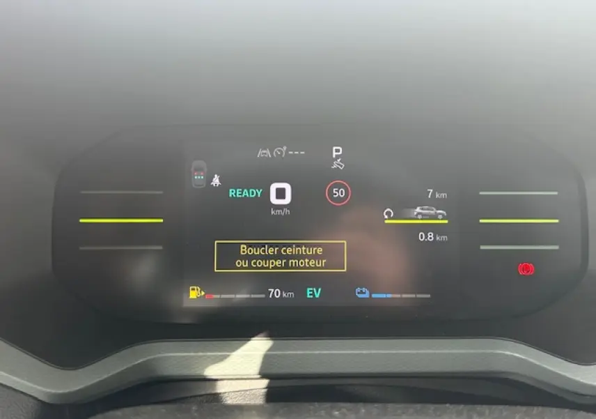 Tableau de bord digital du Dacia Duster III 1.6 Hybrid 140 4x2 Extreme en affichage de conduite et alertes.