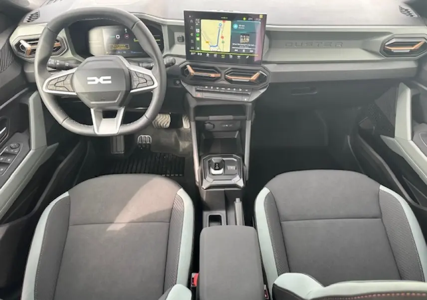 Intérieur du Dacia Duster III 1.6 Hybrid 140, vue de dessus sur tableau de bord digital et sièges TEP MicroCloud.