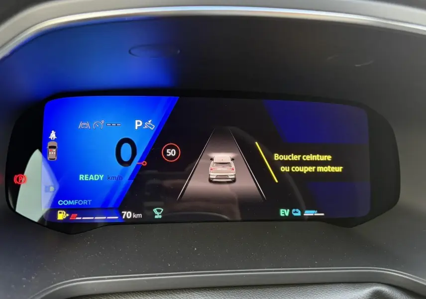 Tableau de bord numérique du Renault Symbioz 2025 affichant vitesse, mode confort et avertissements sécurité.