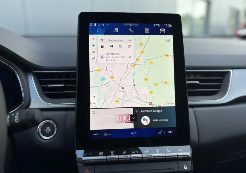 Vue rapprochée de l'écran tactile central du Renault Symbioz noir étoile, affichant la navigation Google Maps.