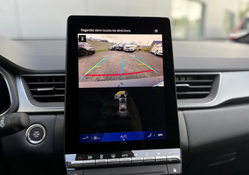 Écran tactile central affichant la caméra de recul dans l'habitacle du Renault Symbioz noir étoile 2025.