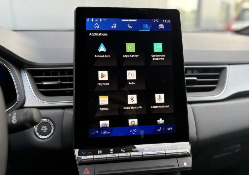 Écran tactile vertical central du Renault SYMBIOZ 2025 affichant les applications Android Auto et Apple CarPlay, intérieur gris.