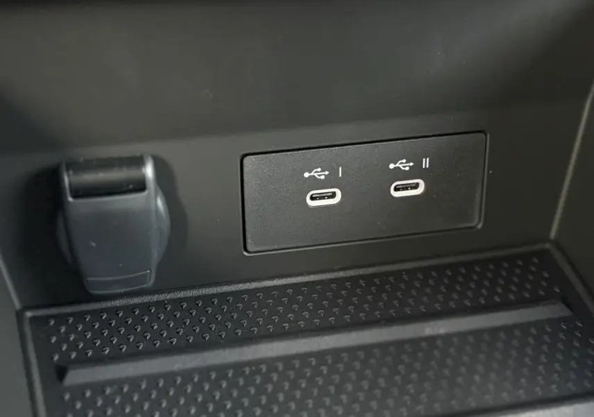 Gros plan sur les deux ports USB-C et prise 12V dans la console centrale noire du Renault Symbioz E-Tech 2025.