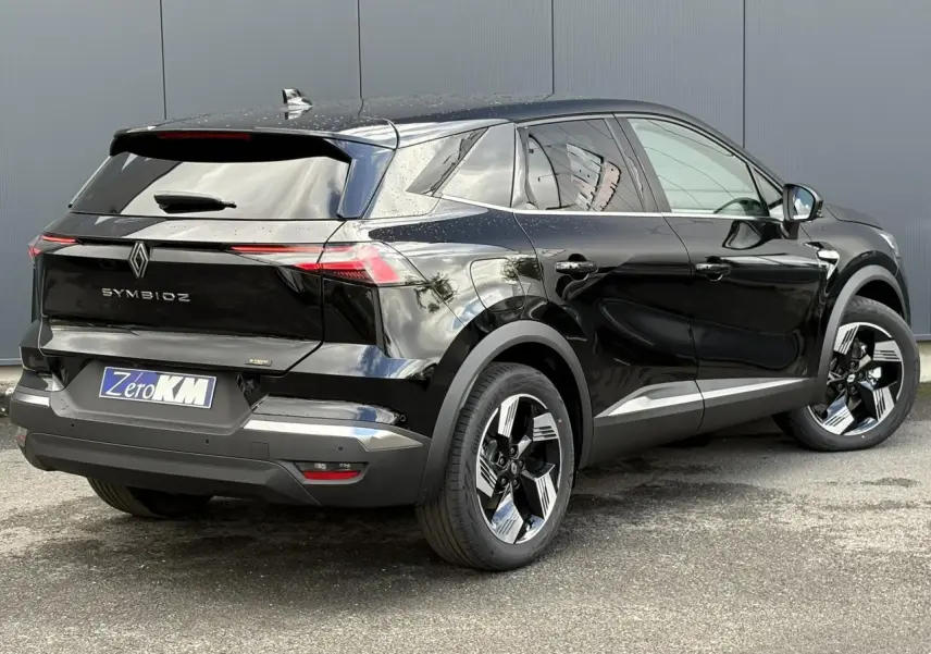 Vue 3/4 arrière droite du Renault SYMBIOZ noir étoile avec jantes 18 pouces et antenne requin noir brillant.