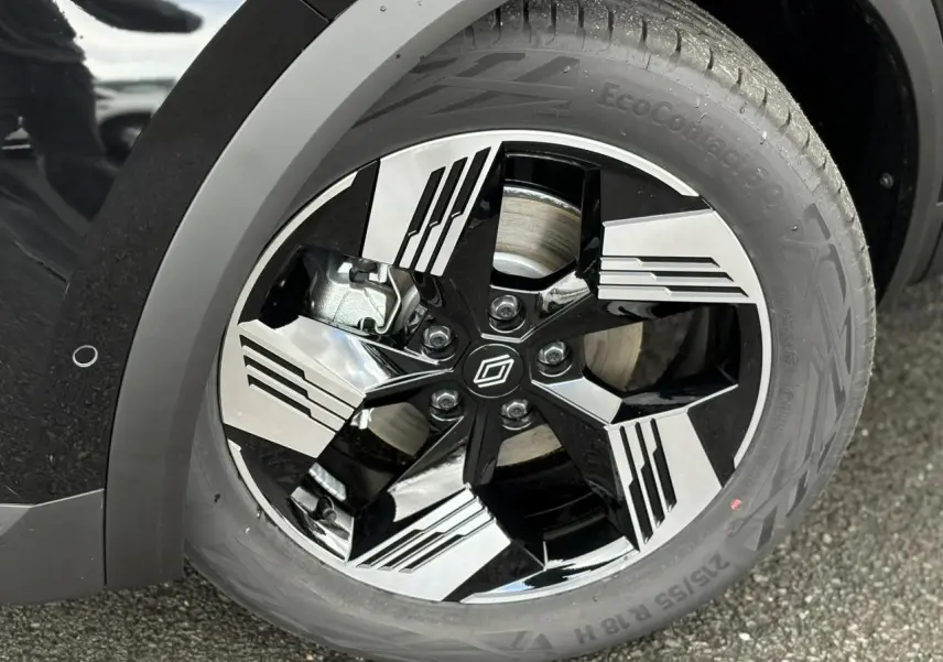 Gros plan sur la jante 18 pouces bicolore noire et argent du Renault Symbioz E-Tech Full Hybrid 2025 noir étoile.