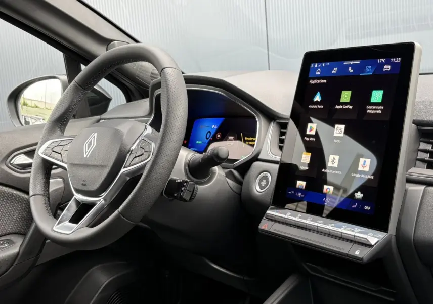 Vue intérieure côté conducteur du Renault Symbioz 2025, volant multifonction et écran tactile vertical Open R-Link 10 pouces.