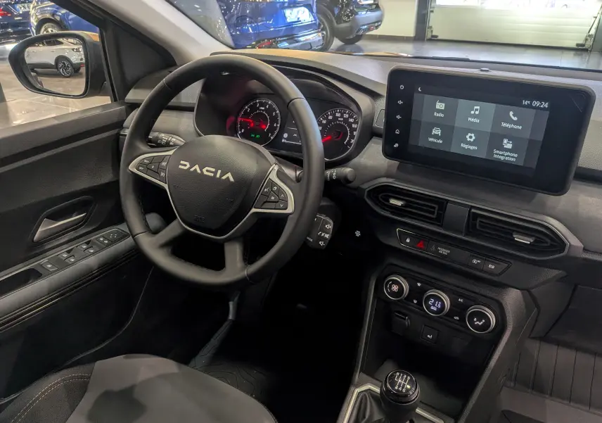 Vue intérieure côté conducteur du Dacia Sandero Stepway 2025, volant multifonction et écran tactile central visible.