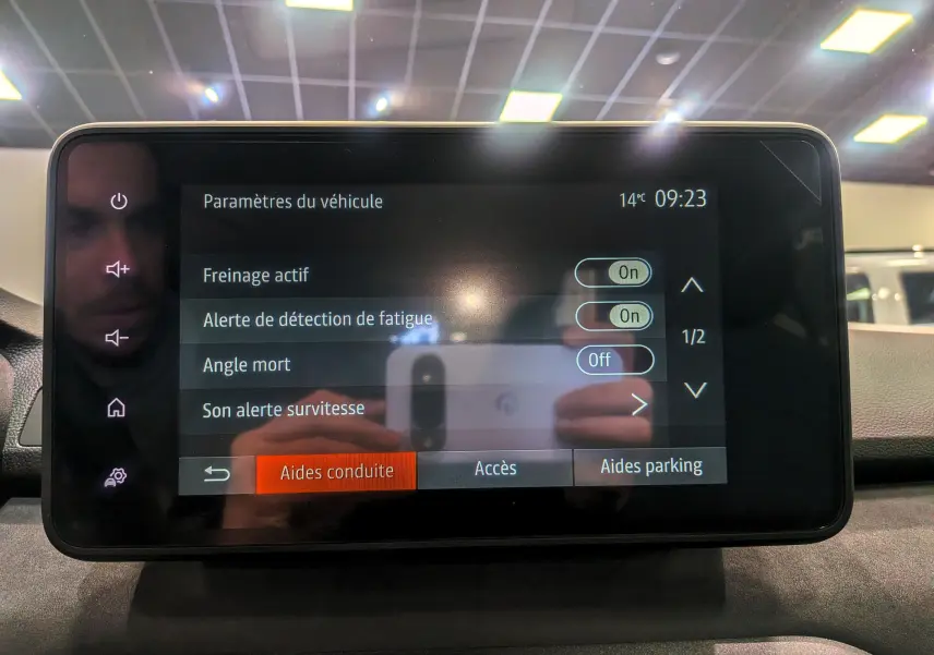 Écran tactile intérieur du Dacia Sandero Stepway 2025 affichant les paramètres d’aides à la conduite.