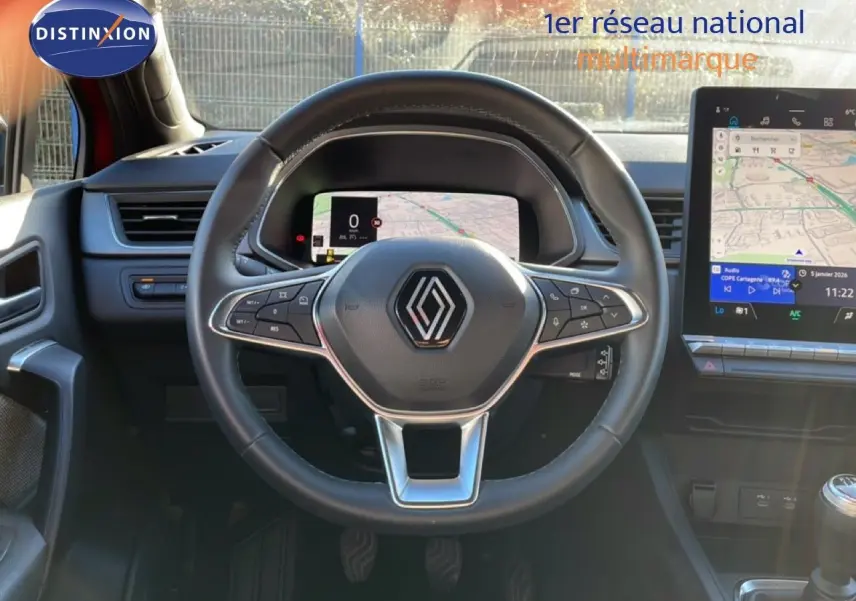 Vue intérieure centrée sur le volant multifonction Renault Captur 2025 avec tableau de bord numérique et écran tactile.