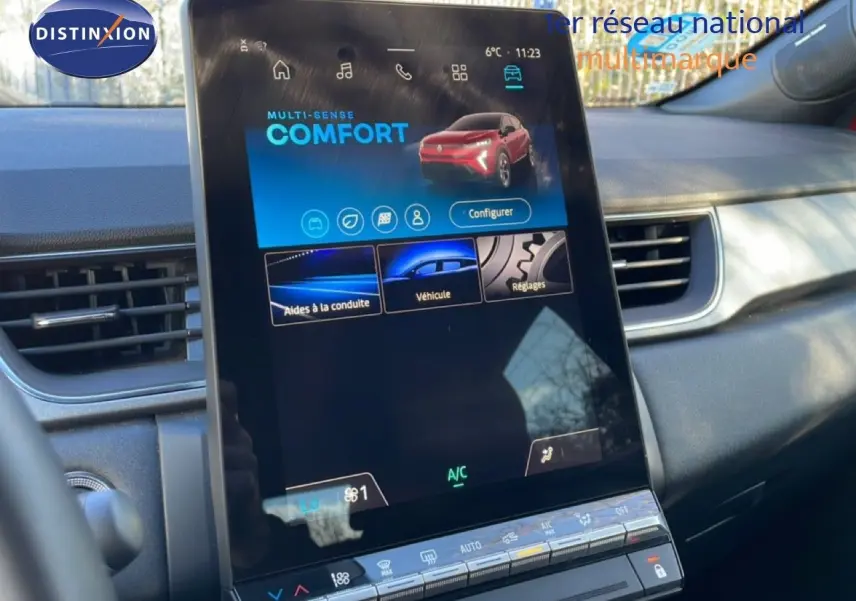 Écran tactile central du Renault Captur 2025 rouge désir métal avec toit noir, affichant le mode de conduite Confort.