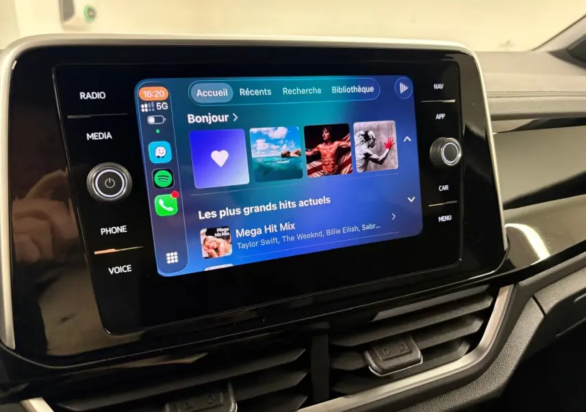 Écran tactile central du Volkswagen T-Roc 2025 affichant l'interface multimédia avec options radio, navigation et applications.