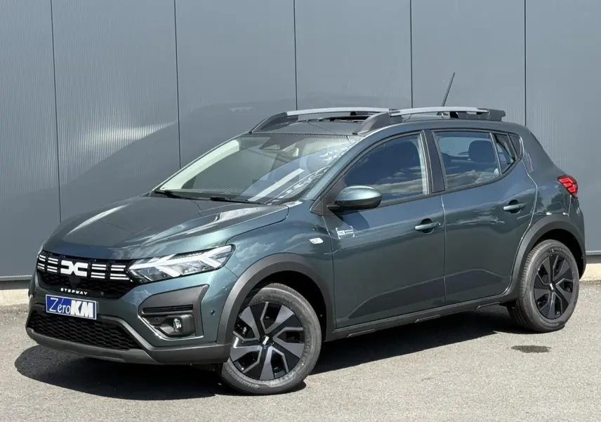 Dacia Sandero Stepway Vert Cèdre en 3/4 avant droit avec toit ouvrant et jantes 16 pouces noires.