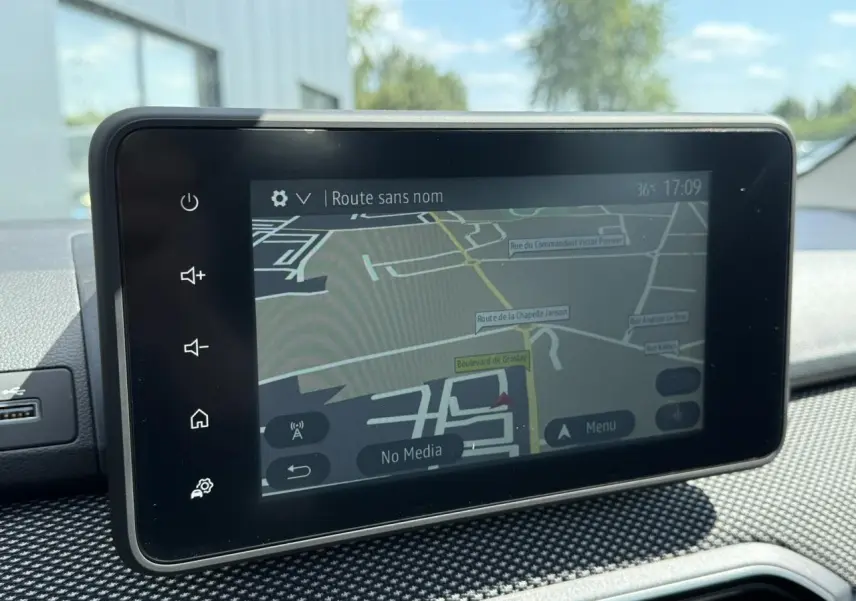 Écran tactile 8 pouces du système Media NAV de la Dacia Sandero Stepway, affichant la navigation GPS.