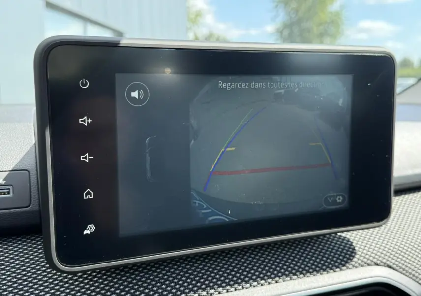 Écran tactile 8 pouces affichant la caméra de recul dans un Dacia Sandero Stepway Vert Cèdre, vue intérieure centrale.
