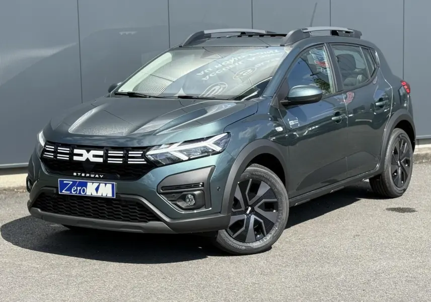 Dacia Sandero Stepway 2025 Vert Cèdre en 3/4 avant droit avec jantes 16 pouces et toit ouvrant électrique visible