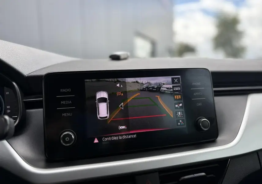 Écran tactile central affichant la caméra de recul du Skoda Kamiq Rouge Velvet, vue intérieure du tableau de bord.