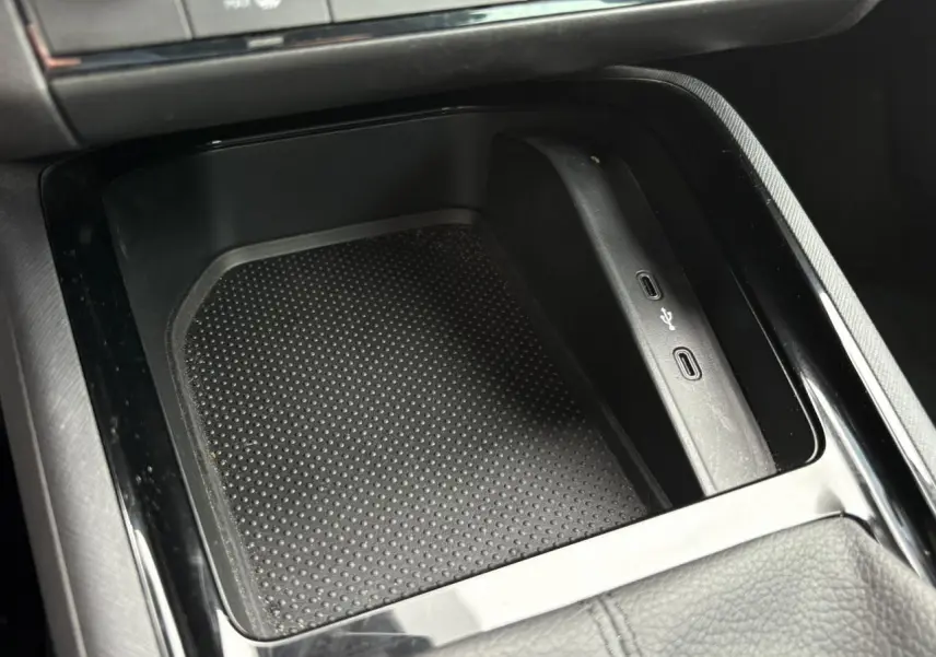 Gros plan sur la console centrale noire du Skoda Kamiq 2024 avec ports USB-C intégrés et surface antidérapante.