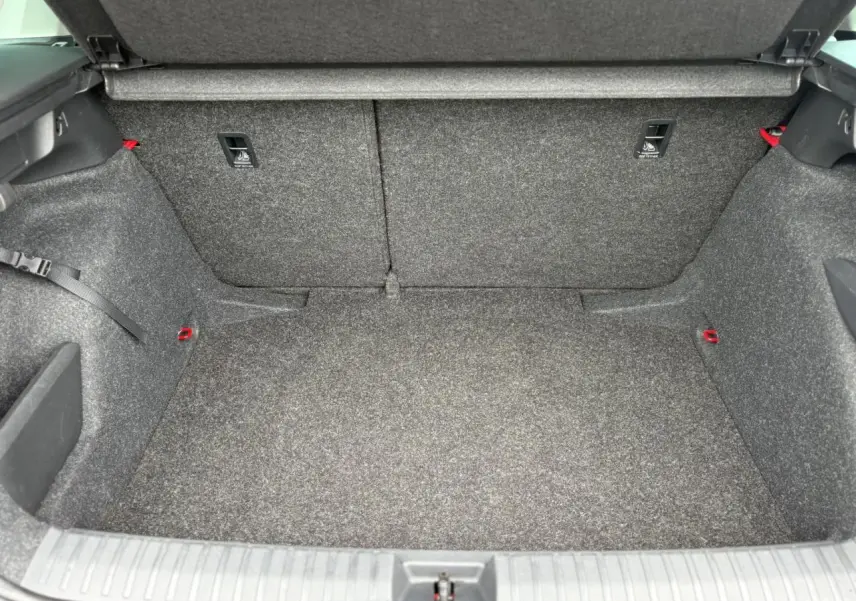 Coffre spacieux et vide de la Skoda Kamiq TSI 110 DSG Ambition, revêtement gris et ouverture vue de dessus.