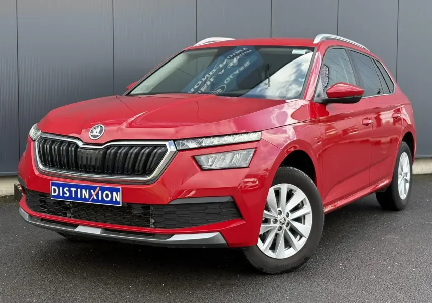 SKODA KAMIQ rouge Velvet en 3/4 avant droit, avec calandre chromée et jantes alliage 16 pouces visibles.
